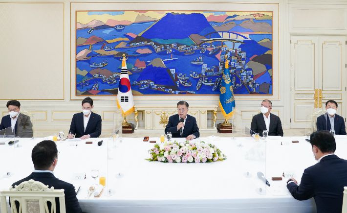 문재인 대통령이 27일 청와대에서 열린 '청년희망 온(ON) 참여기업 대표 초청 오찬 간담회'에 참석, 발언하고 있다. 왼쪽부터 포스코 그룹 최정우 회장, 삼성전자 이재용 부회장, 문 대통령, 정의선 현대자동차그룹 회장, 구현모 KT 대표이사, 최태원 SK주식회사 회장, 구광모 ㈜LG 회장. 연합뉴스