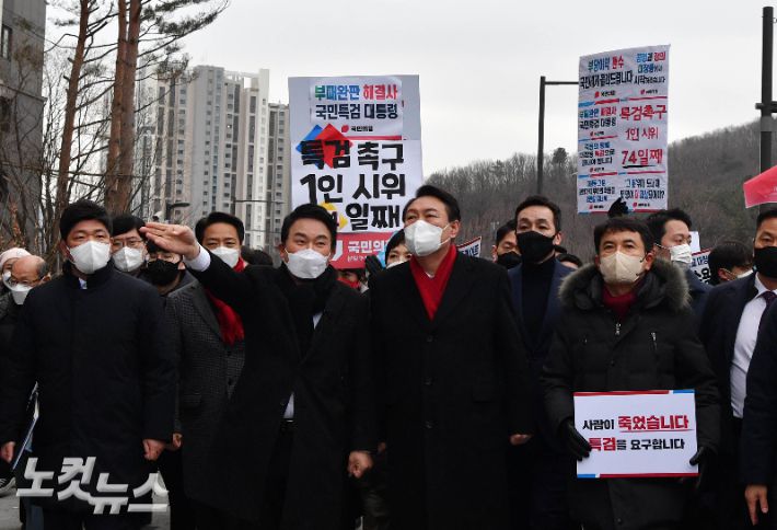 윤석열 국민의힘 대선후보가 27일 오후 경기도 성남시 대장동에서 이재명 더불어민주당 대선후보 등에 대한 특검 수사를 촉구하는 기자회견을 마친 뒤 개발현장을 둘러보고 있다. 국회사진취재단