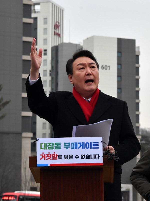 윤석열 국민의힘 대선후보가 27일 오후 경기도 성남시 대장동 개발현장을 찾아 이재명 더불어민주당 대선후보 등에 대한 특검 수사를 촉구하는 기자회견을 하고 있다. 국회사진취재단