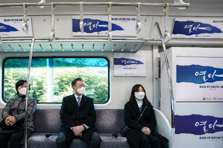 울산~부산 간 광역전철 시승하는 문재인 대통령. 연합뉴스