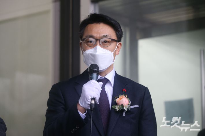 김진욱 고위공직자범죄수사처(공수처) 초대 처장이 지난 1월 21일 오후 정부과천청사에서 열린 공수처 현판 제막식에서 소감을 밝히고 있다. 박종민 기자