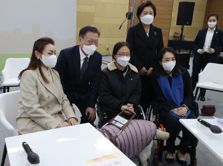 문재인 대통령과 김정숙 여사가 29일 충남 공주시 공주대학교 옥룡캠퍼스에서 열린 공주대학교 부설 특수학교 설립 간담회를  마친 뒤 국민의힘 김예지 의원(왼쪽부터), 이화영 공주대 특수교육과 학생, 더불어민주당 최혜영 의원과 기념촬영을 하고 있다. 연합뉴스