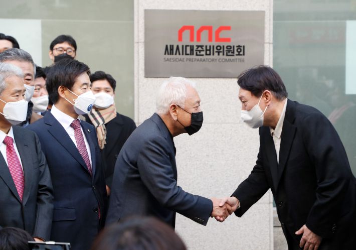 지난 12월 12일 열린 새시대준비위원회 현판식. 연합뉴스