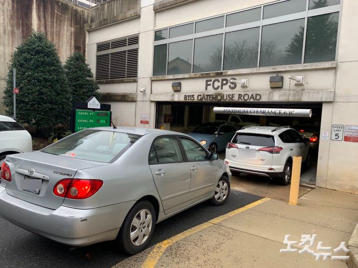 드라이브 스루 코로나 검사소가 마련된 패어팩스 교육청 주차건물로 차량들이 들어가고 있다. 권민철 기자