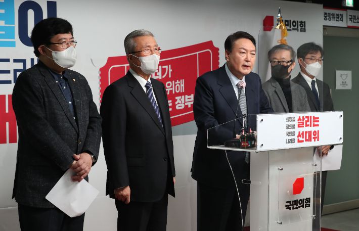 국민의힘 윤석열 대선 후보가 2일 오전 서울 영등포구 국민의힘 당사에서 '윤석열의 정부혁신-디지털플랫폼정부' 공약을 발표하고 있다. 왼쪽부터 윤창현 정책총괄본부 경제정책추진본부장, 김종인 총괄선대위원장, 윤 후보, 김창경 정책총괄본부 4차산업혁명선도정책본부장, 이용모 4차산업혁명선도정책본부 간사. 연합뉴스