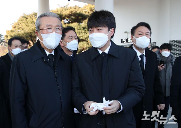 국민의힘 김종인 총괄선대위원장과 이준석 대표가 지난 1일 오전 서울 동작구 국립서울현충원을 참배한 후 대화를 나누고 있다. 오른쪽은 윤석열 대선 후보. 박종민 기자