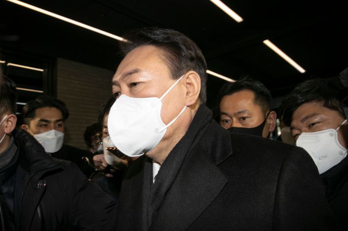 3일 국민의힘 김종인 총괄선대위원장이 중앙선거대책위원회의에서 선대위 전면 개편을 언급한 가운데 윤석열 대선후보가 모든 일정을 잠정 중단하고 여의도 당사로 들어서고 있다. 윤창원 기자