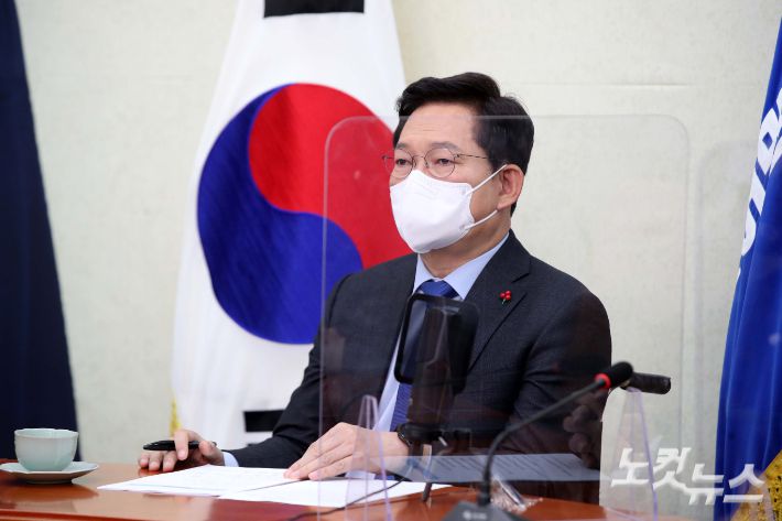 송영길 더불어민주당 대표가 3일 국회 당대표회의실에서 문재인 대통령 신년사를 시청하고 있다. 윤창원 기자