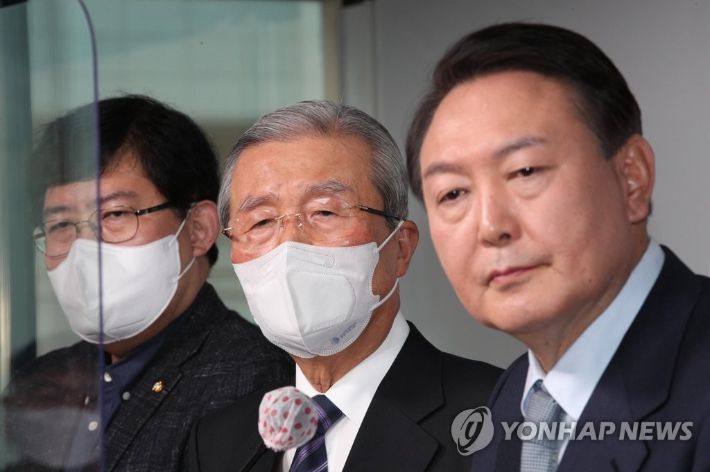 (서울=연합뉴스) 하사헌 기자 = 국민의힘 윤석열 대선 후보와 김종인 총괄선대위원장이 2일 오전 서울 영등포구 국민의힘 당사에서 '윤석열의 정부혁신-디지털플랫폼정부' 공약을 발표한 뒤 취재진의 질문을 듣고 있다. 2022.1.2 [국회사진기자단] toadboy@yna.co.kr 연합뉴스