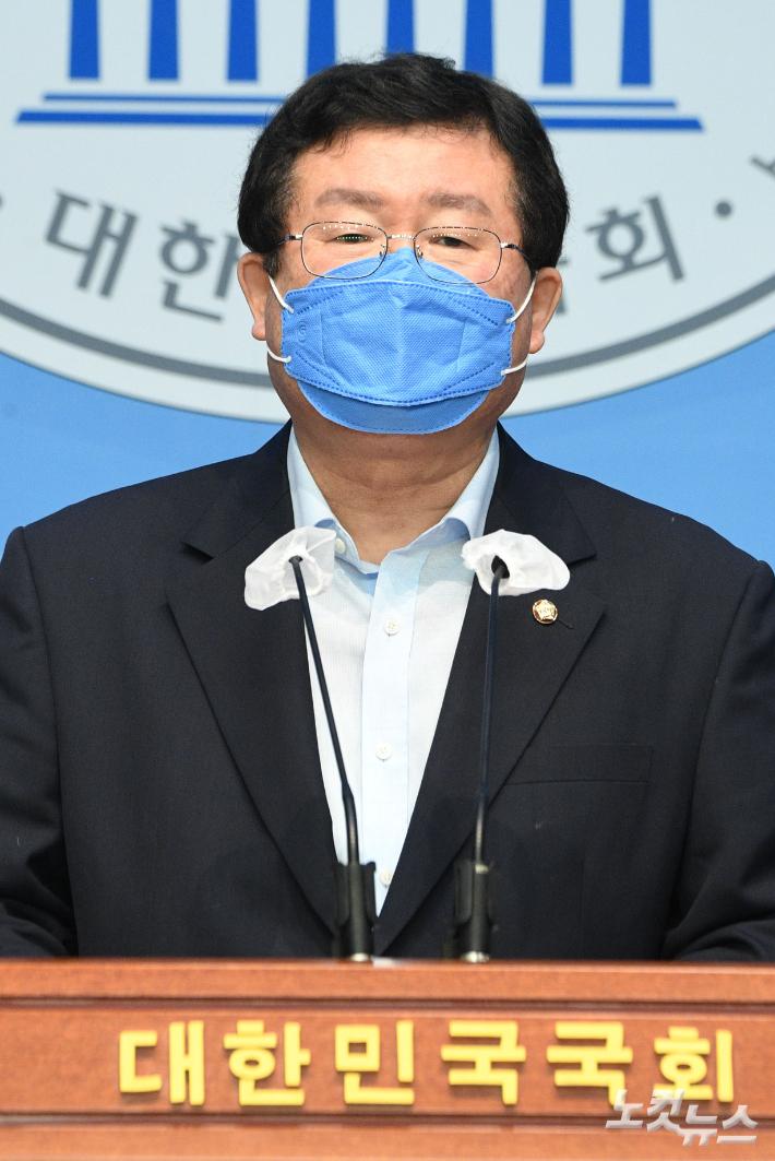 이낙연 선거 캠프 설훈 선대위원장이 3일 국회에서 중부권 경선 판세 분석과 관련해 기자회견을 하고 있다. 윤창원 기자