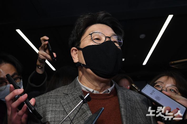 권성동 국민의힘 사무총장 겸 선거대책위원회 종합지원총괄본부장이 4일 서울 여의도 국민의힘 당사에 들어서며 취재진의 질문을 받고 있다. 윤창원 기자