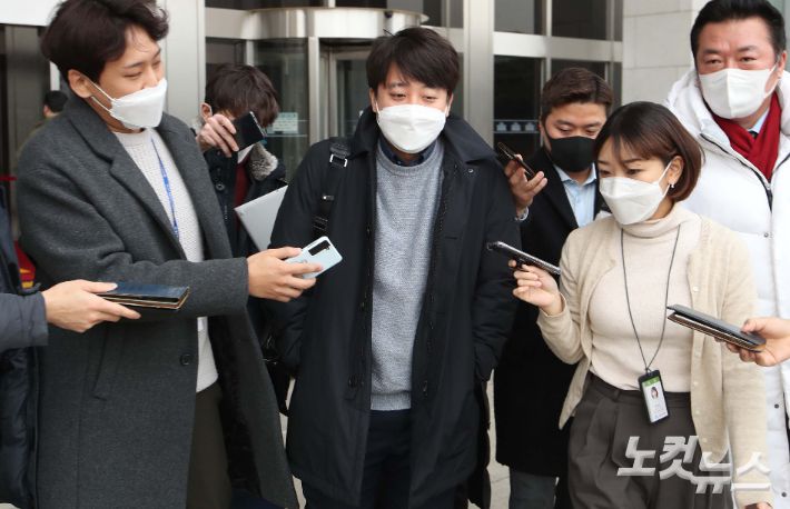 이준석 국민의힘 대표가 5일 서울 여의도 국회를 나서며 기자들의 질문에 답하고 있다. 윤창원 기자