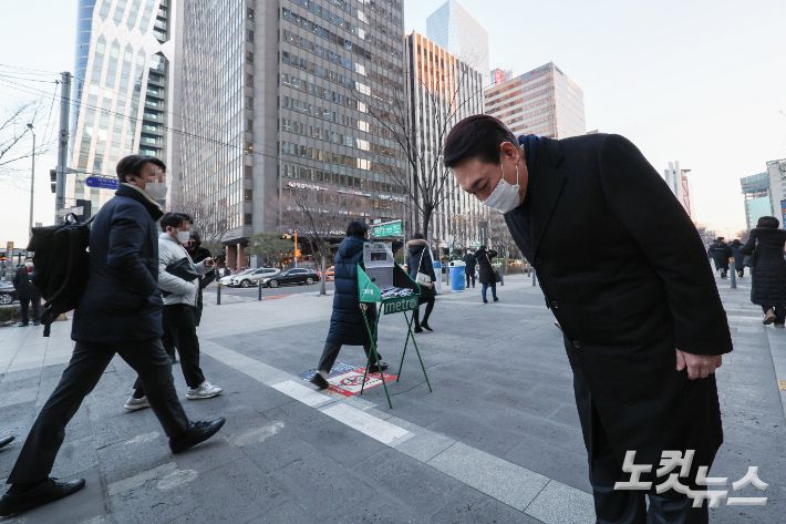 윤석열 국민의힘 대선후보가 6일 오전 서울 여의도역 인근에서 시민들을 향해 인사를 하고 있다. 윤창원 기자