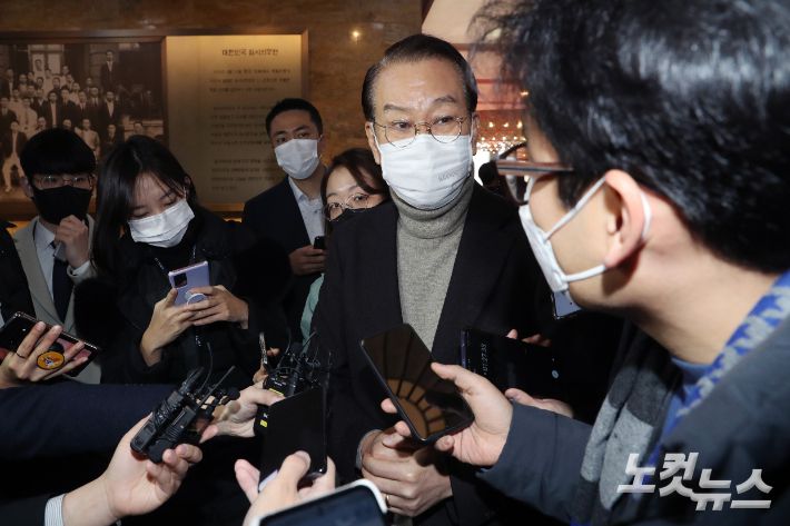 국민의힘 권영세 선대본부장이 6일 오전 국회에서 열린 의원총회에 참석하며 기자 질문을 받고 있다. 윤창원 기자