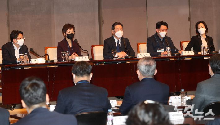 이재명 더불어민주당 대선후보가 6일 서울 프레스센터에서 열린 한국행정학회 주최 대통령선거 후보자 초청 토론회에서 질의에 답하고 있다. 국회사진취재단