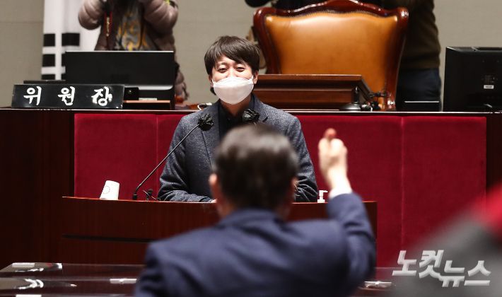 6일 저녁 국회에서 열린 국민의힘 의원총회에서 이준석 대표가 경기도 평택 냉동창고 화재 진압 중 순직한 소방관들 빈소를 방문하기위해 차량 동승을 제안하자 윤석열 후보가 엄지를 치켜세우고 있다. 윤창원 기자