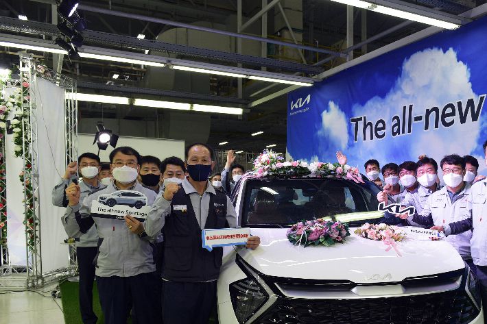 박래석 기아 AutoLand 광주공장장과 박봉주 기아 노동조합 광주지회장을 비롯한 임직원들이 7일 '신형 스포티지' 1호차 양산을 축하하며 기념식을 가졌다. 기아 AutoLand 광주공장 제공