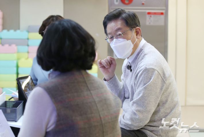 '매타버스(매주 타는 민생버스) 시즌 2'를 시작한 더불어민주당 이재명 대선 후보가 7일 오후 서울 동작구 맘스하트카페에서 열린 '아이 키우기 좋은 사회' 국민반상회에서 참석자들의 목소리를 경청하고 있다. 국회사진취재단