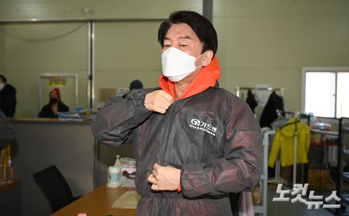 안철수 국민의당 대선후보가 7일 오전 동물보호단체 위액트 남양주 대피소에서 봉사활동을 하고 있다. 국회사진취재단