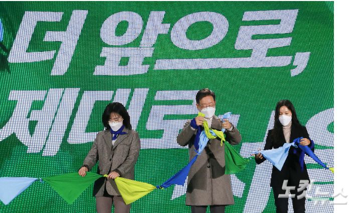 이재명 더불어민주당 대선후보가 7일 오후 서울 용산구 백범김구기념관에서 열린 서울시당 선대위 출범식 '더 앞으로, 더 제대로 서울'에서 선대위원장들과 출범 퍼포먼스를 하고 있다. 국회사진취재단