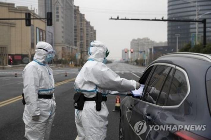 중국 곳곳에서 코로나19 집단 감염이 빠르게 확산하고 있는 가운데 샤요싱시 상위구에서 12일 의료진이 통행 차량 운전자의 신상 정보를 수집하고 있다. 연합뉴스