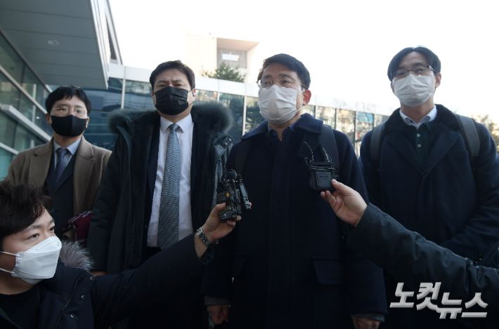 조두형 영남대의대 교수 등 1023명이 방역패스 실행 효력을 중지해달라며 낸 소송의 심문기일이 열린 7일 오후 서울 서초구 서울행정법원에서 도태우 변호사가 취재진 질문에 답하고 있다. 오른쪽부터 조두형 교수, 도태우 변호사, 박주현 변호사, 윤용진 변호사. 이한형 기자