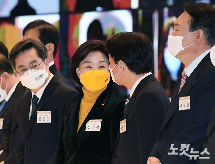 안철수 후보는 11.1%, 정의당 심상정 후보는 2.8%의 지지율을 각각 기록했다. 윤창원 기자