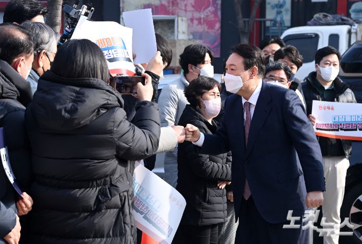 윤석열 국민의힘 대선 후보가 10일 오전 인천역 앞 광장에서 산업화·교역일번지 인천지역 공약 발표에 앞서 시민들과 인사를 하고 있다. 국회사진취재단