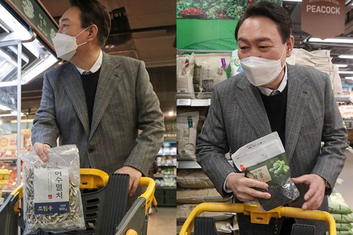 8일 서울 시내 한 대형마트에서 멸치와 콩을 구입한 국민의힘 윤석열 대선후보. 국민의힘 선대위 제공