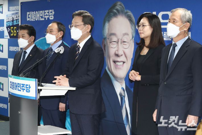 이재명 더불어민주당 대선 후보가 12일 오후 서울 여의도 중앙당사에서 가진 안보 인사 영입 발표에서 박선우 전 한미연합사 부사령관과 부석종 전 해군 참모총장을 소개하고 있다. 윤창원 기자