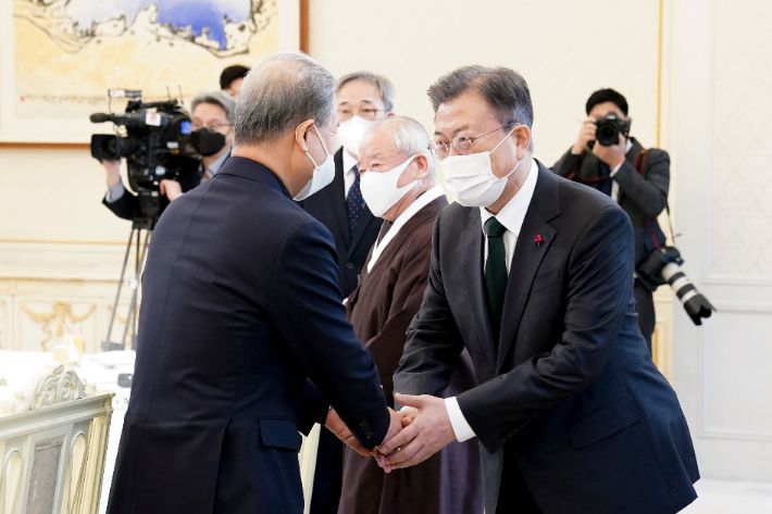 문재인 대통령이 한국천주교주교회의 의장 이용훈 주교와 악수하고 있다. 연합뉴스