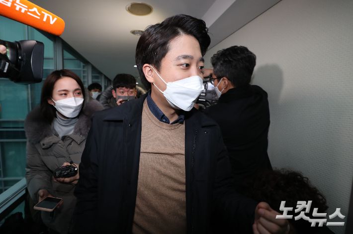 이준석 국민의힘 대표가 김종인 전 총괄선거대책위원장과의 면담을 위해 10일 오후 서울 종로구에 위치한 김 전 위원장의 사무실로 들어서고 있다. 국회사진취재단