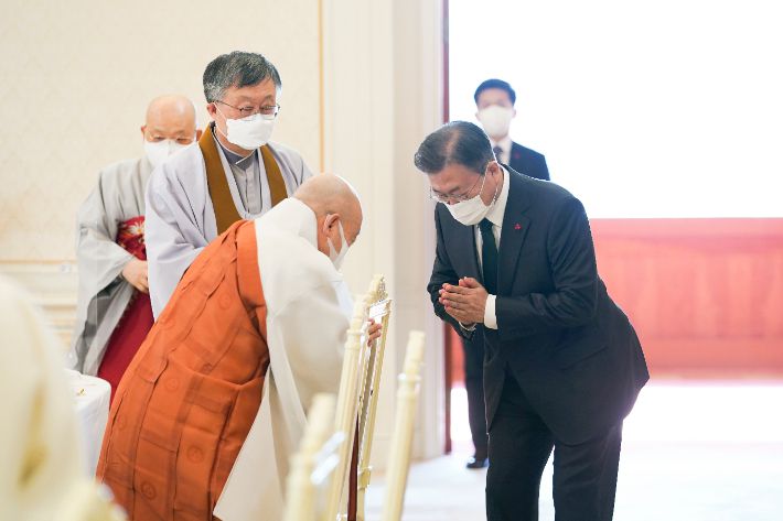 문재인 대통령이 조계종 총무원장 원행 스님과 인사하고 있다. 연합뉴스