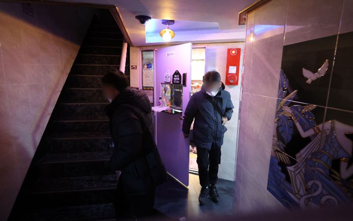 11일 더불어민주당 이재명 대선후보의 '변호사비 대납 의혹'을 처음 제보한 모 시민단체 대표 이모 씨가 숨진 채 발견된 서울 양천구의 한 모텔에서 경찰들이 현장 조사를 위해 이동하고 있다. 연합뉴스