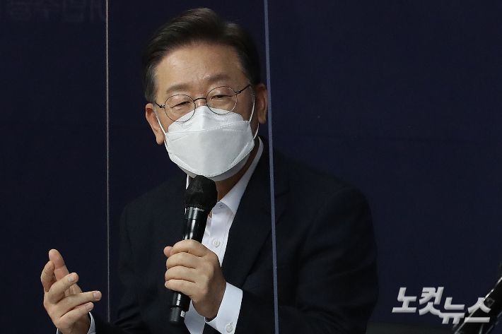 12일 10대 그룹 CEO 토크 '넥타이 풀고 이야기합시다'에 참석한 더불어민주당 이재명 대선 후보. 국회사진취재단