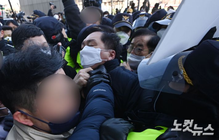 국민의힘 김기현 원내대표와 의원들이 14일 오전 서울 마포구 상암동 MBC 사옥 앞에서 윤석열 대선 후보 배우자 김건희씨의 '7시간 통화 녹취록'을 보도 예고한 MBC를 항의 방문한 가운데, 개혁과전환 촛불행동연대 회원들의 반대 시위에 제지 당하고 있다. 국회사진취재단