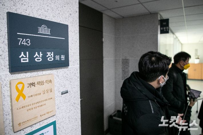 정의당 여영국 대표가 13일 오전 전날 돌연 모든 선거운동 일정을 중단하고 숙고에 들어간 심상정 대선후보의 국회 의원회관 사무실을 방문한 뒤 기자들의 질문을 받고 있다. 심상정 대표는 현재 자택에 머물고 있는 것으로 전해지고 있다. 윤창원 기자