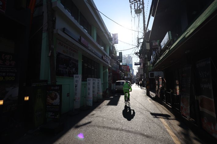 14일 오후 서울 건국대학교 인근 식당 밀집지역이 한산한 모습을 보이고 있다. 연합뉴스