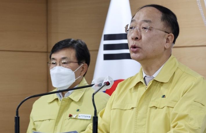 홍남기 경제부총리 겸 기획재정부 장관이 14일 정부서울청사 브리핑실에서 소상공인·방역 지원방안 발표를 하고 있다. 연합뉴스