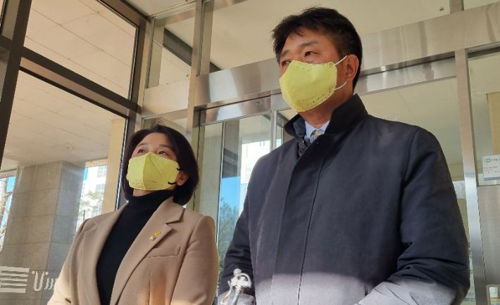 정의당 여영국 대표와 이은주 의원이 14일 오후 칩거를 계속하고 있는 심성정 대선 후보의 경기도 고양시 자택을 방문해 심 후보를 만나고 나와 취재진 질문에 답하고 있다. 연합뉴스