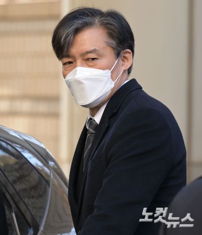 조국 전 법무부 장관이 지난 14일 서울 서초구 서울중앙지방법원에서 열린 자녀 입시비리 속행 공판을 마치고 법원을 나서고 있다. 이한형 기자