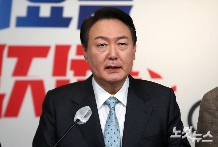 국민의힘 윤석열 대선후보가 지난 13일 서울 여의도 국민의힘 중앙당사에서 4월 전기요금 인상 백지화 및 과학과 상식에 근거한 전력 공급 계획 수립 공약을 발표하고 있다. 윤창원 기자