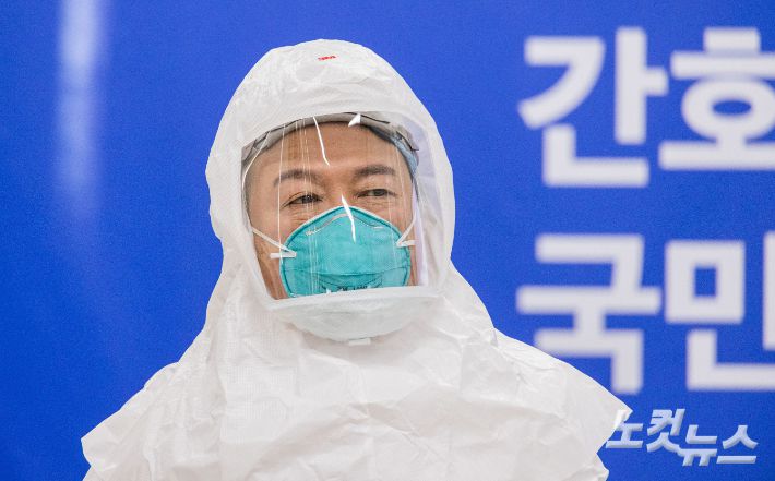 지난 11일 국민의힘 윤석열 대선후보가 서울 중구 대한간호협회를 방문해 코로나위기대응 간호사 간담회에서 레벨D방호복을 입고 있다. 국회사진취재단
