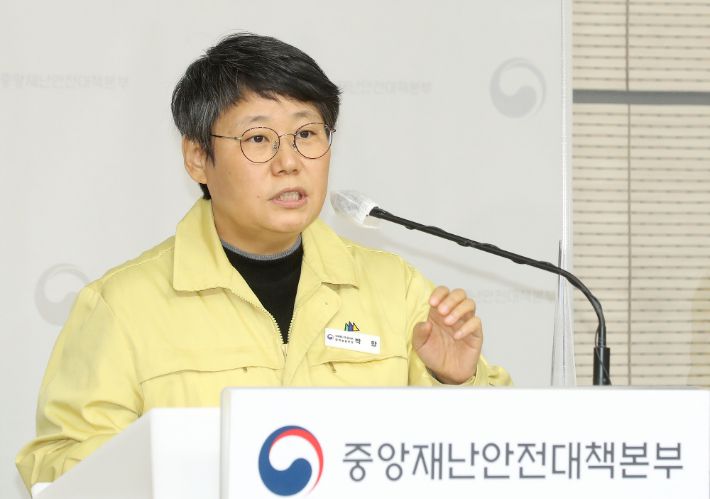 박향 보건복지부 중앙사고수습본부 방역총괄반장이 지난 11일 정부세종청사에서 코로나19 대응 정례브리핑을 하고 있다. 연합뉴스