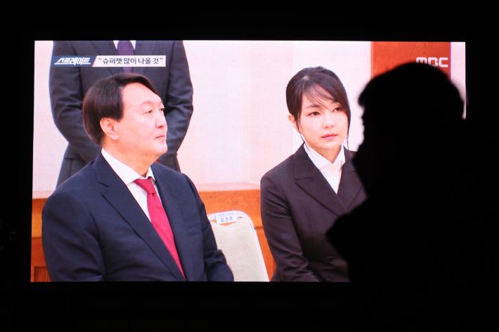 16일 오후 서울 상암동 MBC 사옥에 걸린 전광판에서 국민의힘 윤석열 대선 후보의 배우자 김건희 씨의 '7시간 전화 통화' 내용을 다루는 MBC 프로그램 '스트레이트'가 방영되고 있다. 연합뉴스