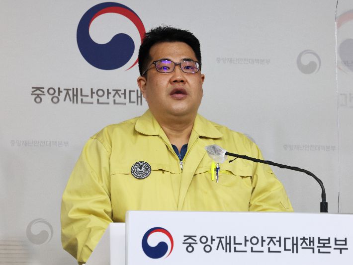 손영래 중앙사고수습본부 사회전략반장이 17일 오전 세종시 정부세종청사에서 열린 신종 코로나바이러스 감염증(코로나19) 대응 중앙재난안전대책본부 정례브리핑에서 방역패스(접종증명·음성확인제) 해제와 관련해 설명하고 있다. 연합뉴스