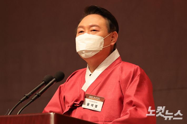 국민의힘 윤석열 대선후보가 17일 서울 중구 프레스센터에서 열린 2022 재경 대구경북인 신년교례회에서 신년사를 하고 있다. 국회사진취재단