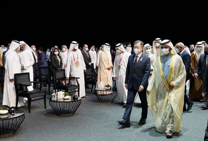 문재인 대통령이 17일(현지시간) 아랍에미리트(UAE) 두바이 엑스포 전시센터에서 열린 아부다비 지속가능성주간 개막식 및 자이드상 시상식에 무함마드 빈 라시드 알막툼 UAE 총리 겸 두바이 군주와 함께 참석하는 모습. 연합뉴스