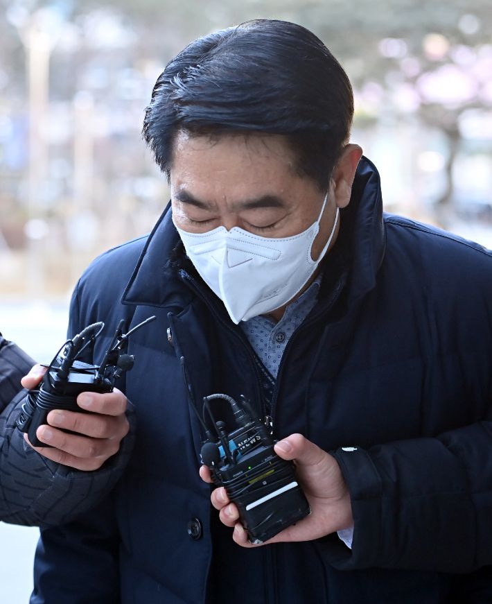 법원 들어서는 최윤길 전 성남시의회 의장. 연합뉴스