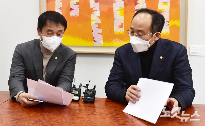 18일 국회에서 여야 원내수석부대표 회동하는 (왼쪽부터)한병도 더불어민주당 원내수석부대표와 추경호 국민의힘 원내수석부대표. 박종민 기자